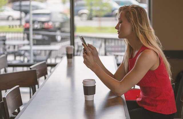 スマホを眺める女性