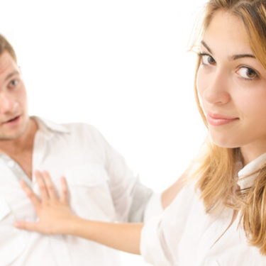 好きな人に嫉妬する男性の心理や行動！嫉妬させる方法も解説