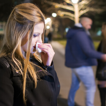 好きな人に彼女ができたときの対処法!辛い失恋を諦めるかの基準とは