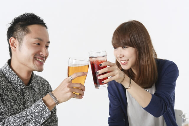 飲みに誘う方法！サシ飲みの誘い方！女性を落とそう | Lovely[ラブリー]のイメージ