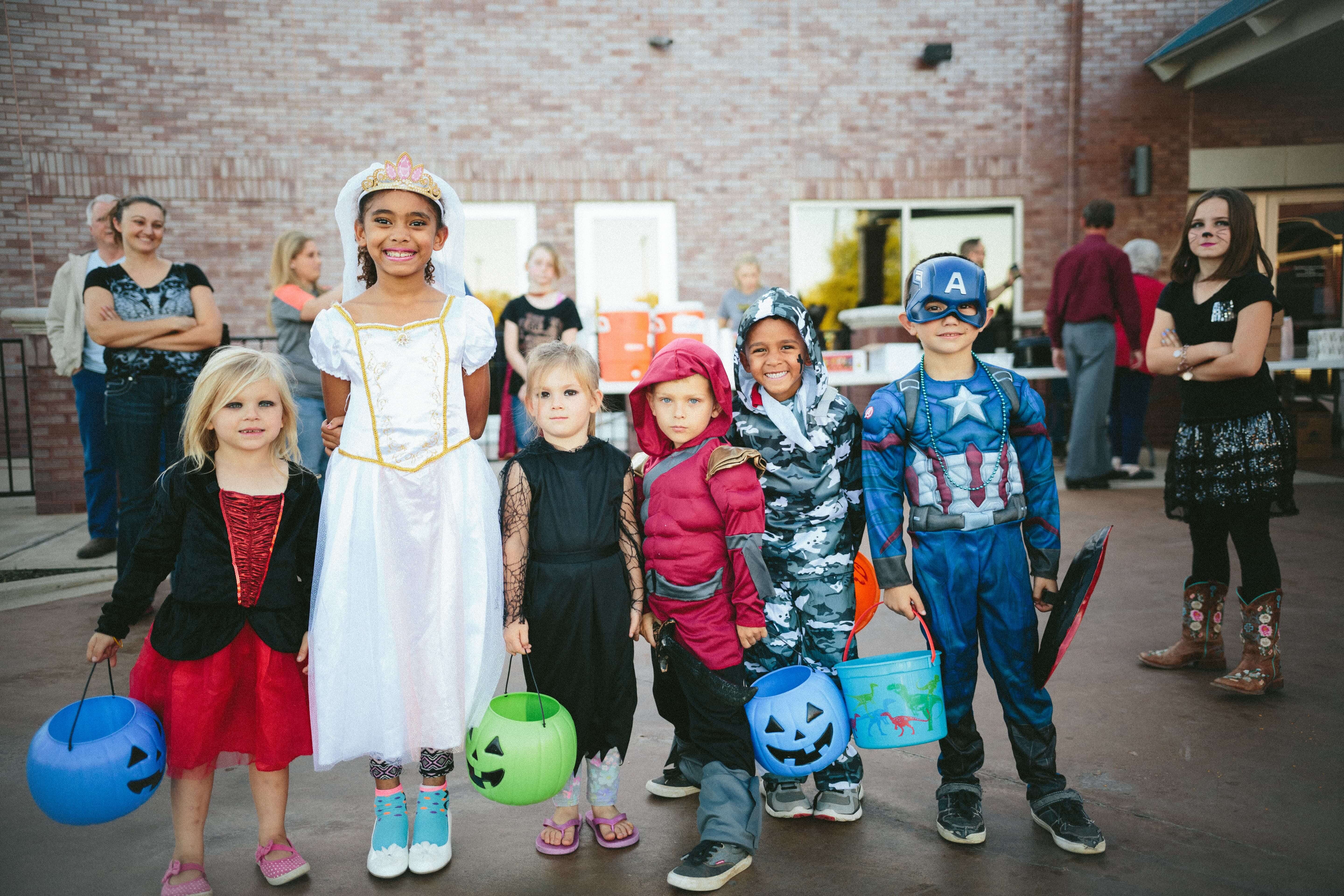 ディズニーハロウィンに仮装で行く!簡単でおしゃれな私服コーデ集のイメージ