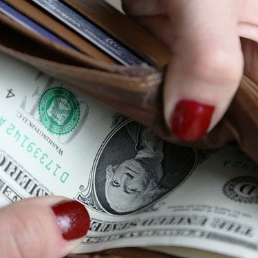緑色の財布で金運アップ？風水効果7つ解説！【開運】