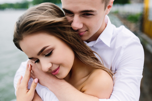 おでこにキスする意味は？男性心理を解説します【納得】 | Lovely[ラブリー]のイメージ