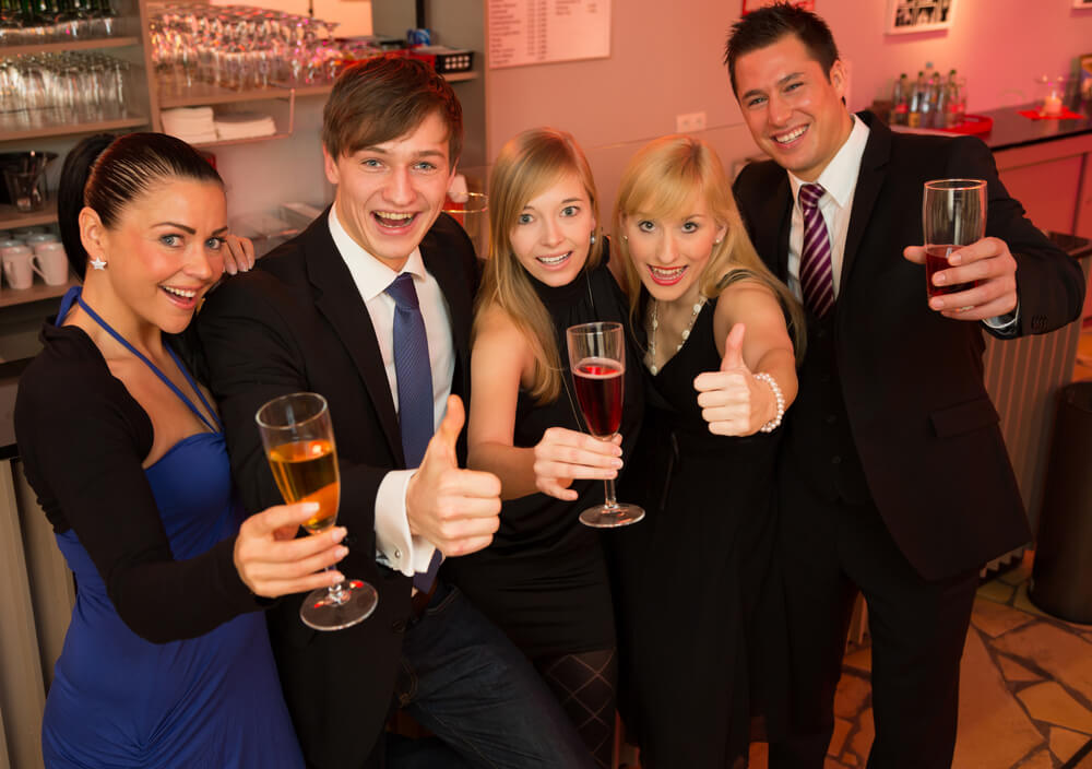 結婚式スーツ・ネクタイの常識！男性ゲストの服装マナー解説！ | Lovely[ラブリー]のイメージ