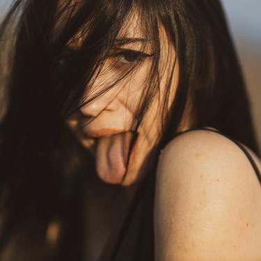 舌を出す人の心理7選！無意識の癖？意味はある？