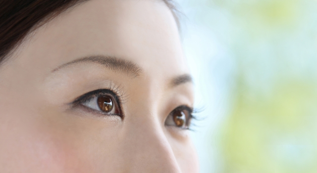 眉毛を抜くとまぶたがたるむ？正しい抜き方とリスク解説！【要注意】 | Lovely[ラブリー]のイメージ