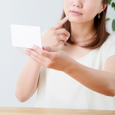 眉毛に白髪が生える原因と対策！染めるべき？ジンクスも解説