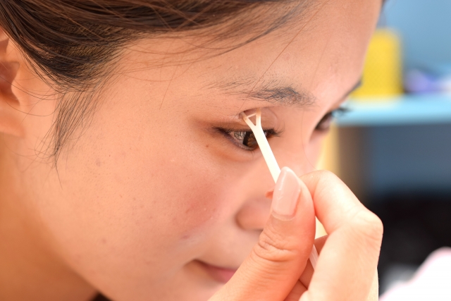 奥二重のためのアイプチのやり方！奥二重から二重にするのは簡単？ | Lovely[ラブリー]のイメージ