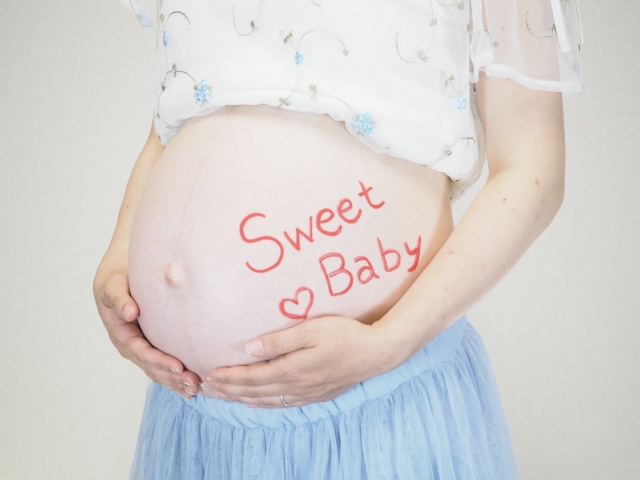 妊娠39週目！おしるしは出産が近い兆候！胎動も激しくなる！ | Lovely[ラブリー]のイメージ