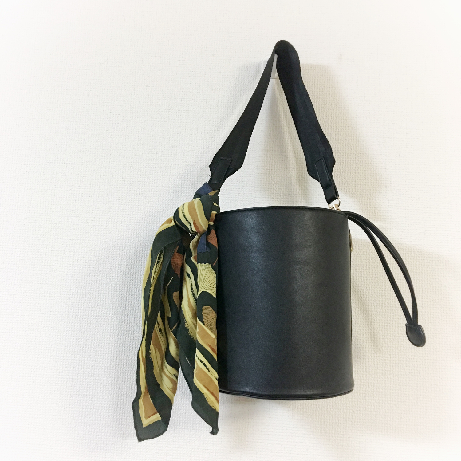 スカーフのバッグへの巻き方・結び方・アレンジまとめ！【おしゃれ】 | Lovely[ラブリー]のイメージ