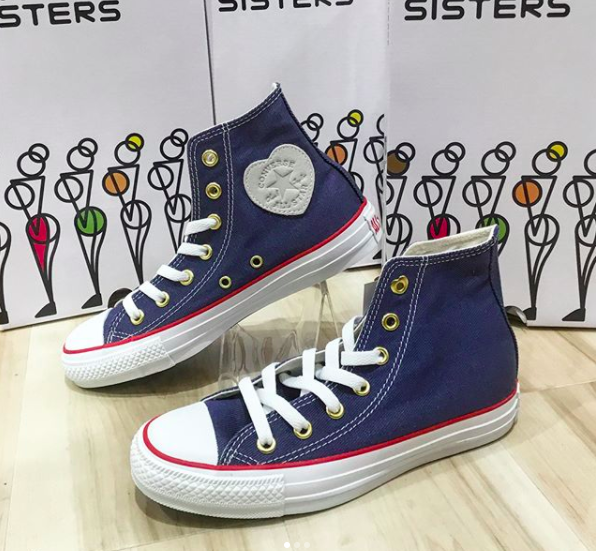 ネイビースニーカーのレディースコーデ特集！おしゃれで大人気！ | Lovely[ラブリー]のイメージ