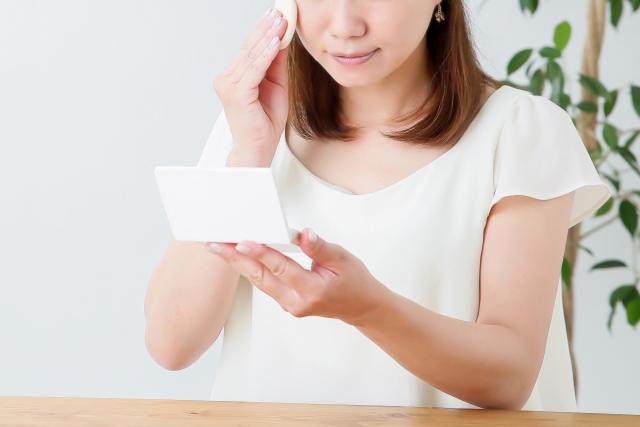 パウダーファンデーションの塗り方のコツは？これで綺麗にできる！ | Lovely[ラブリー]のイメージ