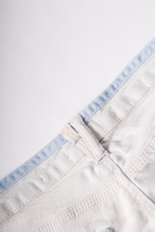 白パンツメンズコーデ15選！おしゃれな着こなしのポイントを解説！ | Lovely[ラブリー]のイメージ