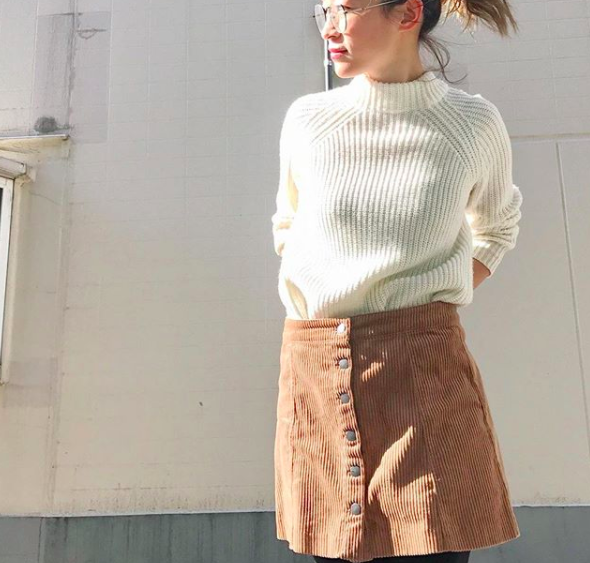 茶色スカートコーデ70選！春夏秋冬別におしゃれなスタイル紹介！ | Lovely[ラブリー]のイメージ