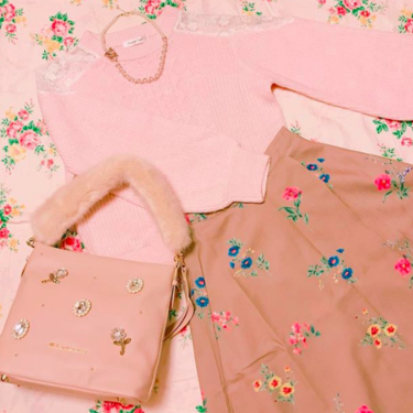 花柄スカートコーデ55選！春夏秋冬別おしゃれな着こなし特集！