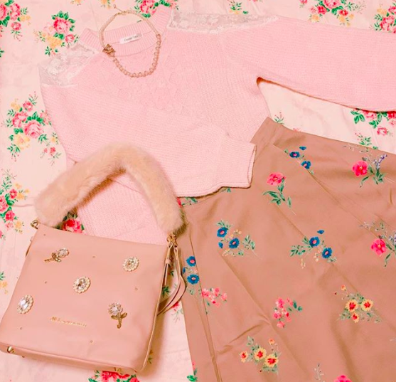 花柄スカートコーデ55選！春夏秋冬別おしゃれな着こなし特集！ | Lovely[ラブリー]のイメージ