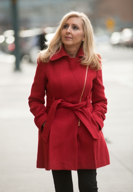 赤コートコーデ25選！レディースのおしゃれな着こなし特集！ | Lovely[ラブリー]のイメージ