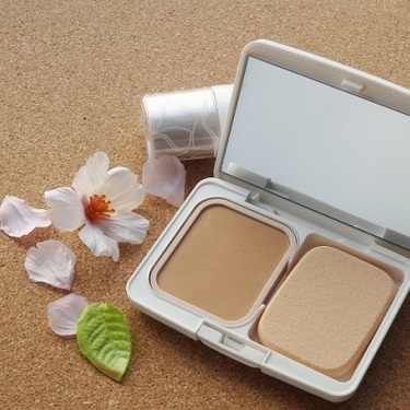 パウダーファンデーションのおすすめ人気ランキング7選！使い方は？