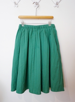 緑スカートコーデ25選！春夏秋冬別のおしゃれな着回し！ | Lovely[ラブリー]のイメージ