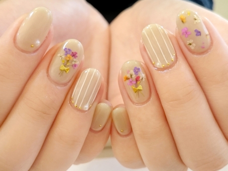 キャンドゥのネイルシールが可愛い！押し花からディズニーまで！ | Lovely[ラブリー]のイメージ