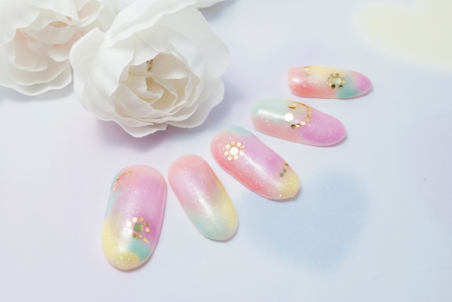 水彩風たらしこみネイルのやり方は？フラワーデザインがおしゃれ！ | Lovely[ラブリー]のイメージ