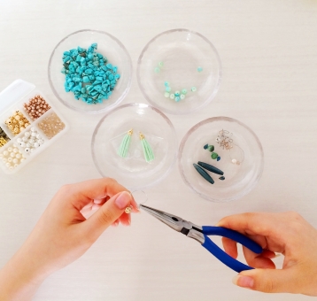 ピアスをイヤリングに付け替える方法！100均グッズでできる？ | Lovely[ラブリー]のイメージ