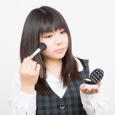 クリームチークの使い方・塗り方解説！上手に入れるコツとは？