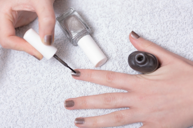 フレンチネイルをセルフで！簡単にできるやり方解説！ | Lovely[ラブリー]のイメージ