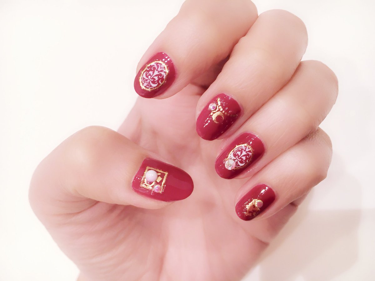 ネイルシールの貼り方は？上手に貼るコツを解説します！ | Lovely[ラブリー]のイメージ