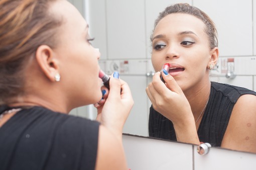 口紅の似合う色の選び方は？自分に似合う色を見つけよう！ | Lovely[ラブリー]のイメージ