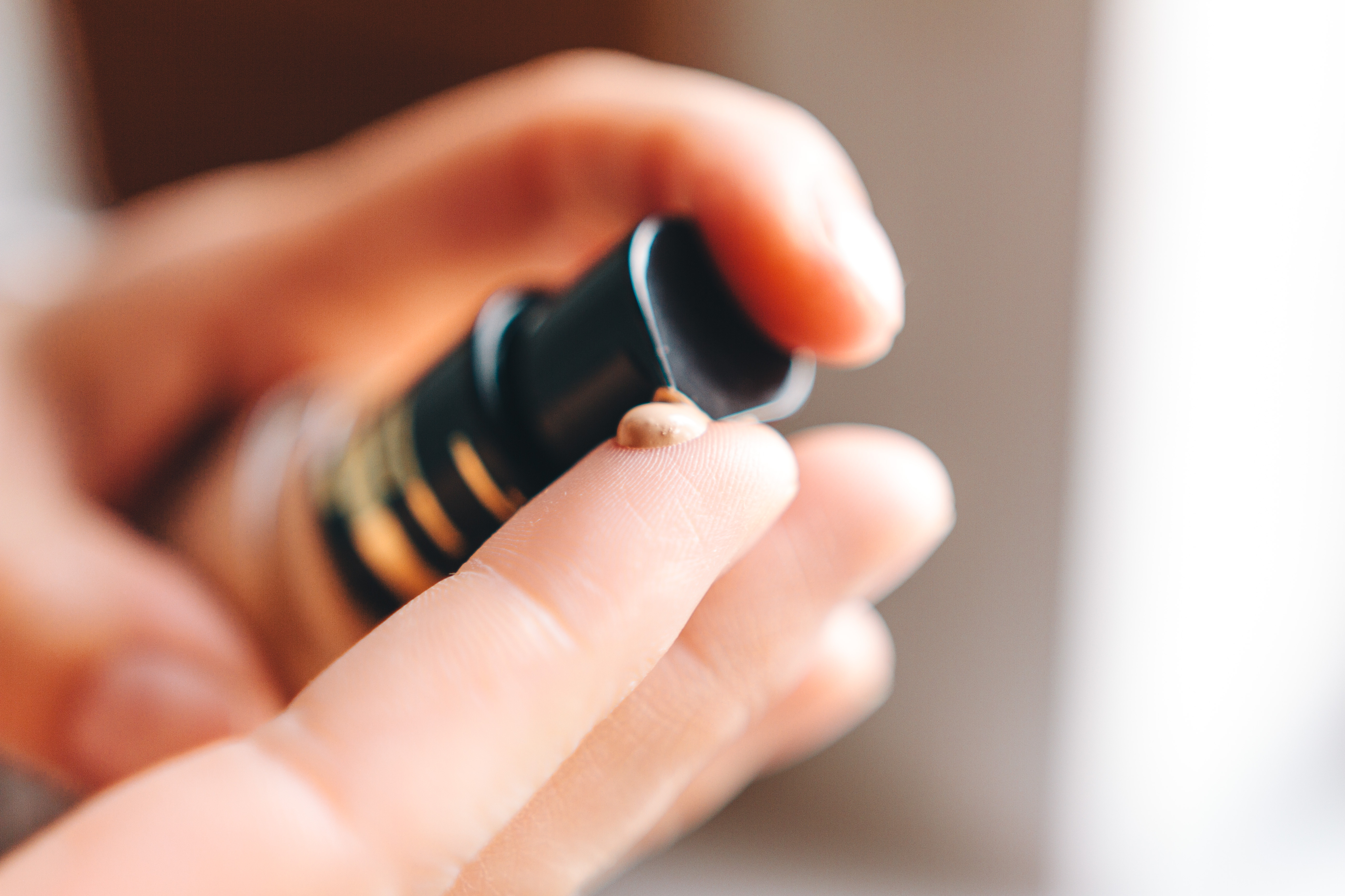 リキッドファンデーションはスポンジで塗る？手？塗り方解説！ | Lovely[ラブリー]のイメージ