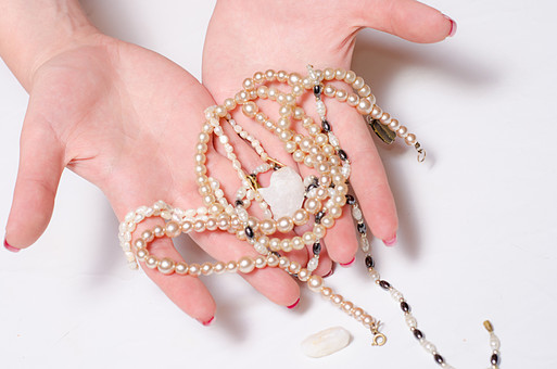 ブレスレットの付け方のコツ！片手でつけにくいものも簡単につけられる！ | Lovely[ラブリー]のイメージ