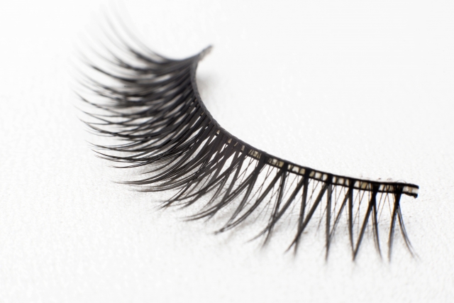 つけまつげで二重になる？二重にする方法とおすすめのつけま紹介！ | Lovely[ラブリー]のイメージ