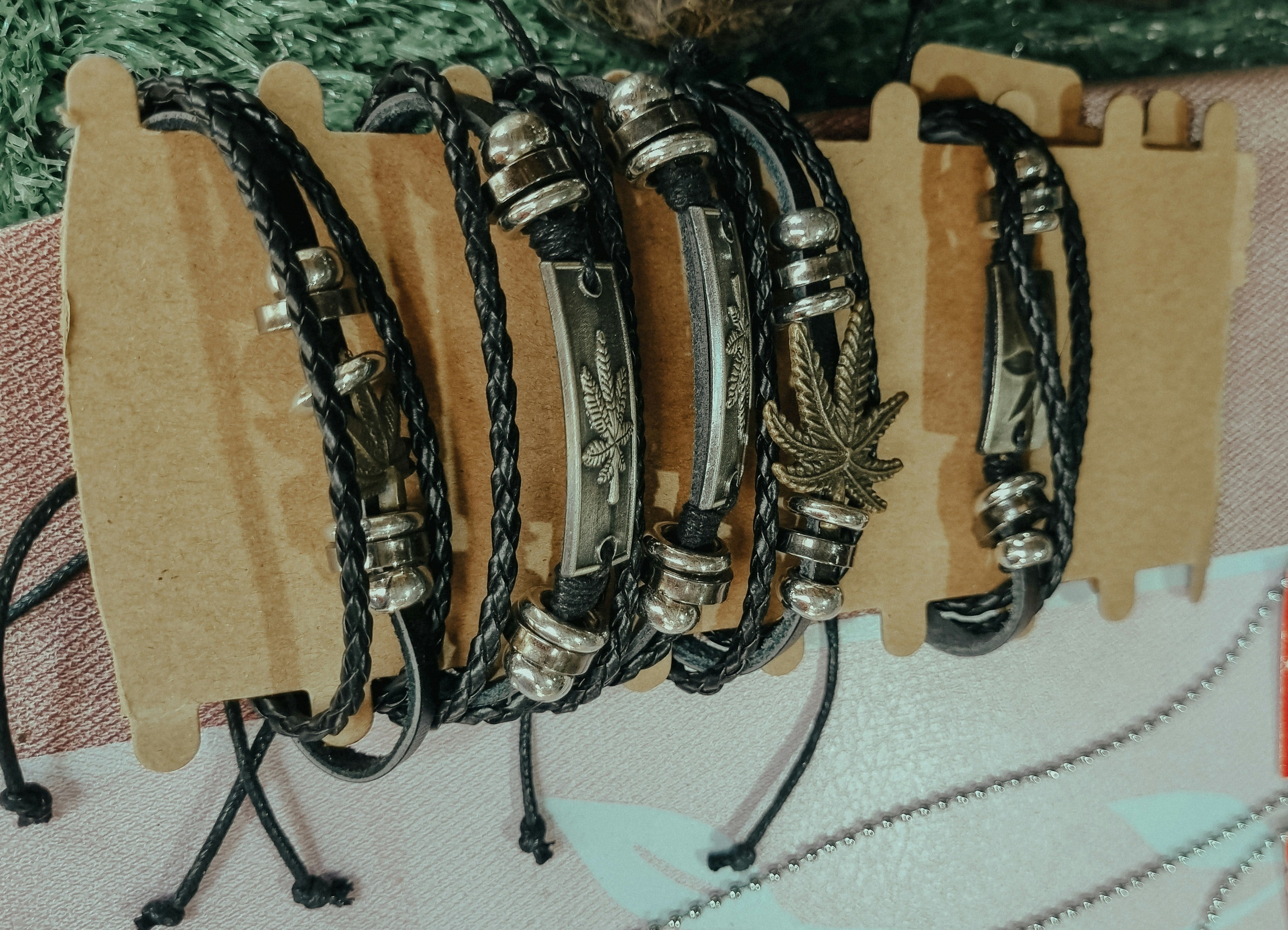 ミサンガの結び方・付け方！足首や手に簡単につけるには？ | Lovely[ラブリー]のイメージ