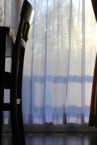 白いカーテンで部屋をおしゃれに！遮光もばっちりできちゃう！ | Lovely[ラブリー]のイメージ