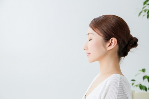 ミディアムのお団子ヘアアレンジ9選！不器用でも大丈夫！【簡単】 | Lovely[ラブリー]のイメージ