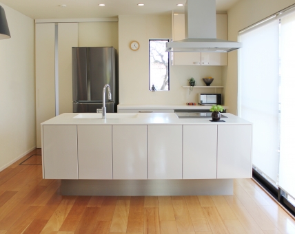 キッチンに窓は必要？どんな窓がベストなの？ | Lovely[ラブリー]のイメージ