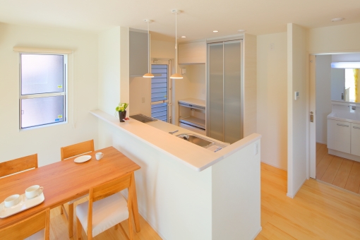 キッチンの目隠しアイデア紹介！対面・オープンキッチンでも大丈夫！ | Lovely[ラブリー]のイメージ