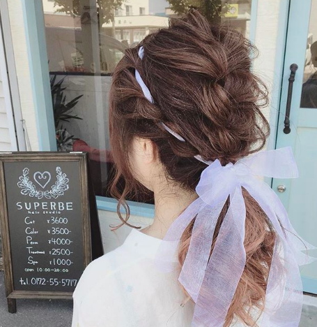 リボンで編み込みをよりおしゃれに！やり方解説！三つ編みにリボンも！ | Lovely[ラブリー]のイメージ