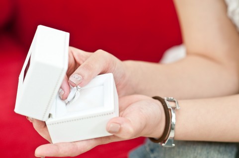 ピンキーリングの意味は恋人持ち？右手と左手で意味が違うの？ | Lovely[ラブリー]のイメージ