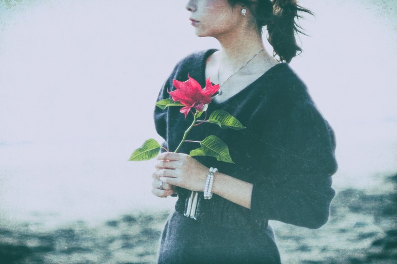 【夢占い】血の夢の意味17選！他人/血まみれ/血だらけ/血が出る | Lovely[ラブリー]のイメージ