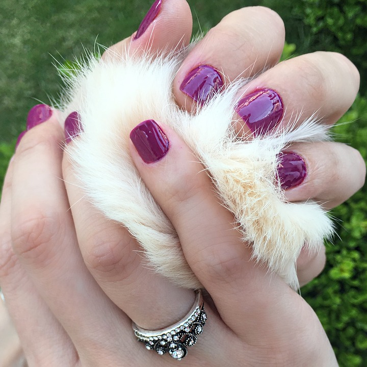 ネイルグルーの使い方！100均のおすすめネイルグルーは？ | Lovely[ラブリー]のイメージ