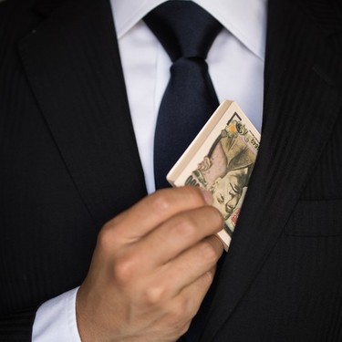 お金をもらう夢の意味と心理は？知らない人/好きな人/親【夢占い】