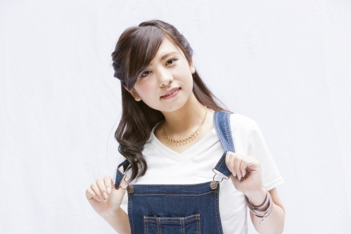 ジャンパースカートのコーデ特集！デニムや黒がおしゃれでおすすめ！ | Lovely[ラブリー]のイメージ