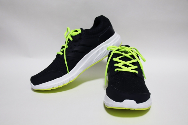 黒スニーカーコーデ55選！おしゃれな着こなしを紹介します！ | Lovely[ラブリー]のイメージ