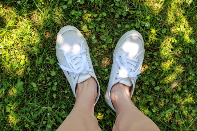 スニーカーコーデ35選！レディースに人気なのは白スニーカー？のイメージ