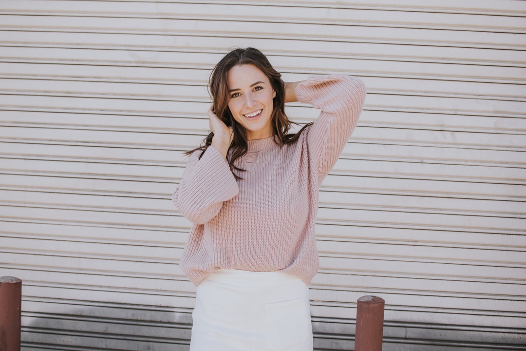 ロングスカートとスニーカーのお洒落な合わせ方は？春夏秋冬別に解説！ | Lovely[ラブリー]のイメージ