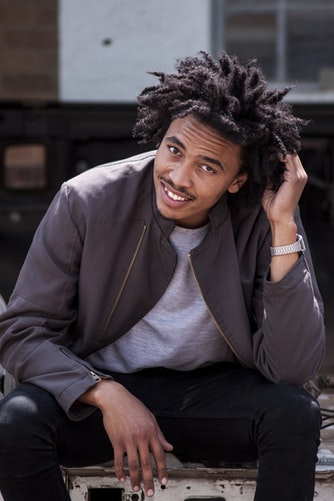 革ジャンメンズコーデ23選！アイテムとの合わせ方や人気ブランドも！ | Lovely[ラブリー]のイメージ