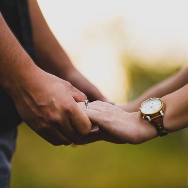 付き合う前に手を繋ぐ男性心理が知りたい！脈アリのサインかも？