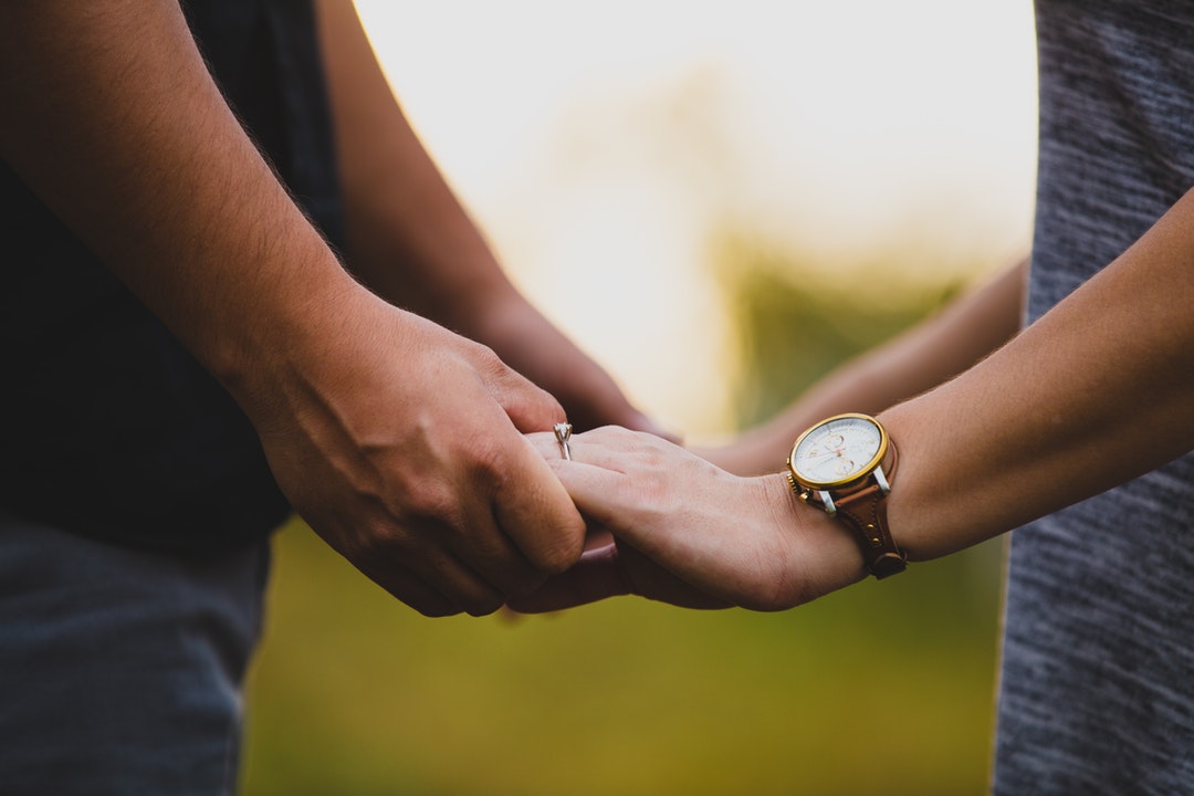 付き合う前に手を繋ぐ男性心理が知りたい!脈アリのサインかも?のイメージ